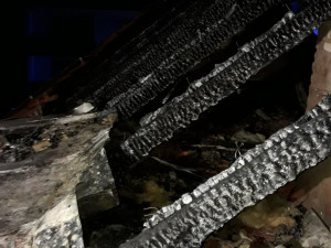 Požár rodinného domu zcela zničil střechu a podkroví