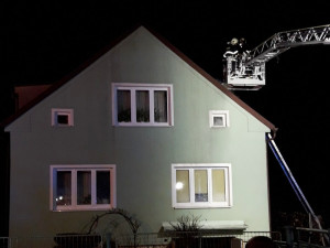 Požár rodinného domu zcela zničil střechu a podkroví