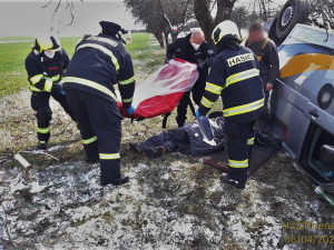 Namrzlé silnice potrápily řidiče v Plzeňském kraji, jeden muž skončil s vozem na střeše