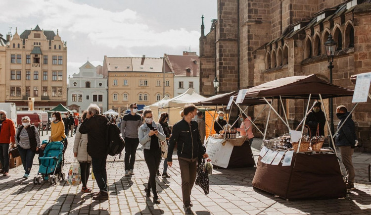 Za týden otevřou obchody s dětským zbožím, papírnictví, farmářské trhy a zoo