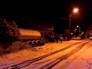 Ve vánici skončila cisterna s mlékem zapíchnutá do zdi domu, další náklaďák zůstal viset na plotě