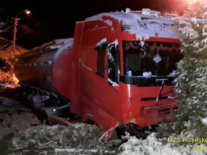 Ve vánici skončila cisterna s mlékem zapíchnutá do zdi domu, další náklaďák zůstal viset na plotě