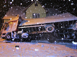 Ve vánici skončila cisterna s mlékem zapíchnutá do zdi domu, další náklaďák zůstal viset na plotě