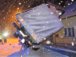 Ve vánici skončila cisterna s mlékem zapíchnutá do zdi domu, další náklaďák zůstal viset na plotě