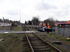 Osobní vlak smetl na nechráněném přejezdu řidičku s vozem AUDI