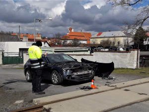 Osobní vlak smetl na nechráněném přejezdu řidičku s vozem AUDI