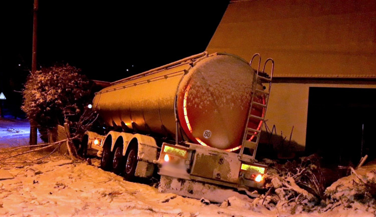 Ve vánici skončila cisterna s mlékem zapíchnutá do zdi domu