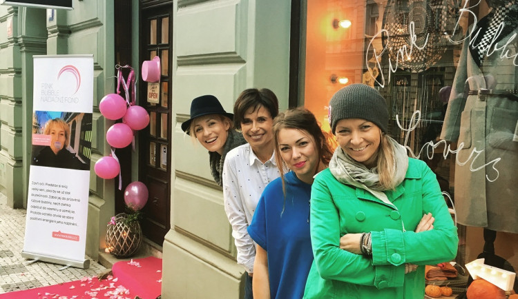 Pacienti vidí, že i neznámí lidé na ně myslí a podporují je, říká zakladatelka nadačního fondu Pink Bubble