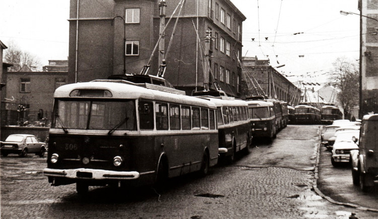 Před 80 lety vyjely do ulic Plzně první trolejbusy, ročně přepraví miliony cestujících