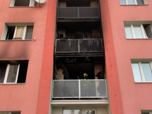 Požár zachvátil bytový dům v Plzni, dva lidé skončili v nemocnici