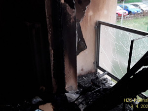 Požár zachvátil bytový dům v Plzni, dva lidé skončili v nemocnici