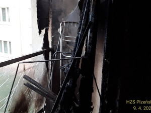 Požár zachvátil bytový dům v Plzni, dva lidé skončili v nemocnici