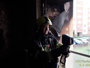 Požár zachvátil bytový dům v Plzni, dva lidé skončili v nemocnici