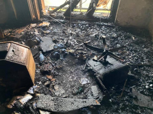Požár zachvátil bytový dům v Plzni, dva lidé skončili v nemocnici
