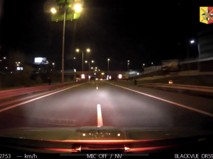 Řidička ujížděla jako šílená od Plzně po D5, zadrželi ji až policisté v Praze zastavovacím pásem