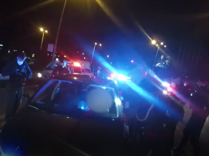 Řidička ujížděla jako šílená od Plzně po D5, zadrželi ji až policisté v Praze zastavovacím pásem