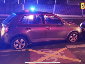 Řidička ujížděla jako šílená od Plzně po D5, zadrželi ji až policisté v Praze zastavovacím pásem