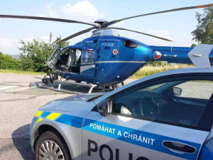 Policisté vypátrali pomocí vrtulníku v hustém lese pohřešovanou ženu, zadrželi i uprchlíka z léčebny s TBC