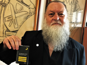 Senátor Lumír Aschenbrenner vydal už druhou neprodejnou sbírku svých mikrobásniček a opět je to síla