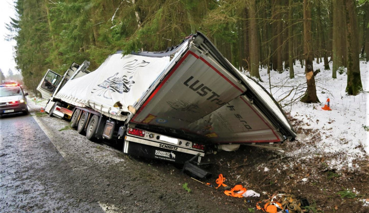 Pod kamionem se utrhla krajnice a skončil pomuchlaný v příkopu