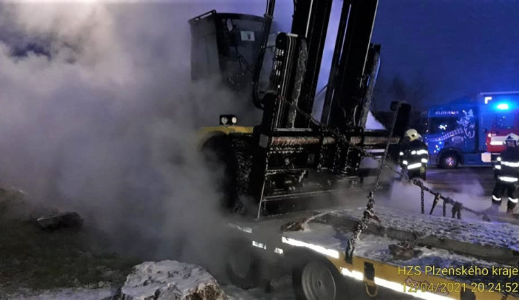 Na návěsu kamionu zcela shořel naložený vysokozdvižný vozík, škoda přesáhla milion  