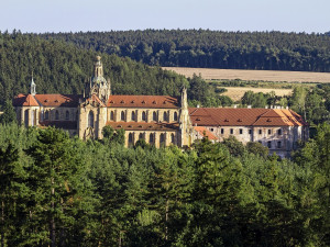 Mnichy v kladrubském klášteře už dávno nepotkáte, vystřídali je dělníci a restaurátoři