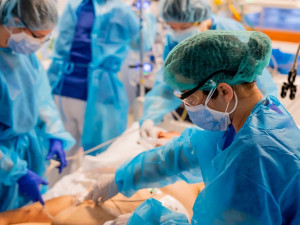 Po dlouhých měsících pečují ve FN Plzeň o méně než sto covidových pacientů