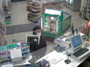 Zloděj okradl ženu spící v jejím domu, lup šel použít na čerpací stanici