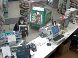 Zloděj okradl ženu spící v jejím domu, lup šel použít na čerpací stanici