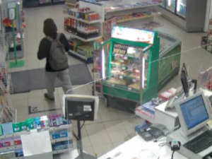 Zloděj okradl ženu spící v jejím domu, lup šel použít na čerpací stanici