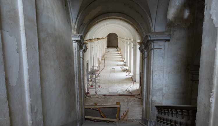 Mnichy v kladrubském klášteře už dávno nepotkáte, nyní jsou zde dělníci a restaurátoři