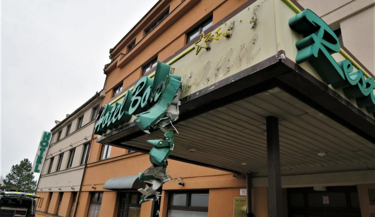 Kamion očesal retro nápis u vstupu do hotelu Babylon