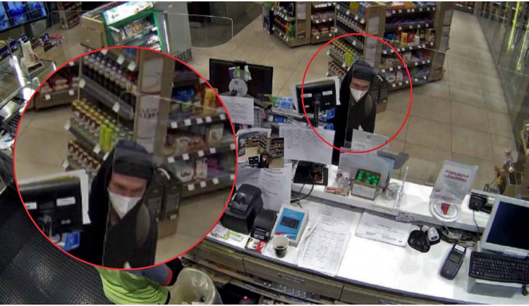 Zloděj okradl ženu spící v jejím domu, lup šel použít na čerpací stanici