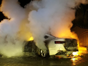 Neznámý žhář zapálil majiteli vůz značky AUDI A5 zaparkovaný před domem