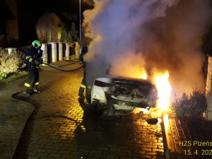 Neznámý žhář zapálil majiteli vůz značky AUDI A5 zaparkovaný před domem