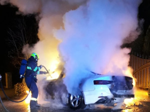Neznámý žhář zapálil majiteli vůz značky AUDI A5 zaparkovaný před domem