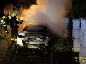 Neznámý žhář zapálil majiteli vůz značky AUDI A5 zaparkovaný před domem