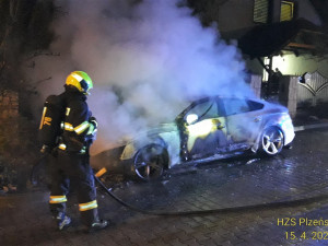 Neznámý žhář zapálil majiteli vůz značky AUDI A5 zaparkovaný před domem