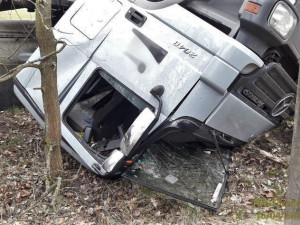 Řidič převrátil cisternu s močůvkou do příkopu, hasiči na místě jímají unikající palivo