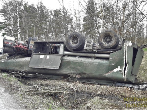 Řidič převrátil cisternu s močůvkou do příkopu, hasiči na místě jímají unikající palivo