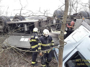 Řidič převrátil cisternu s močůvkou do příkopu, hasiči na místě jímají unikající palivo