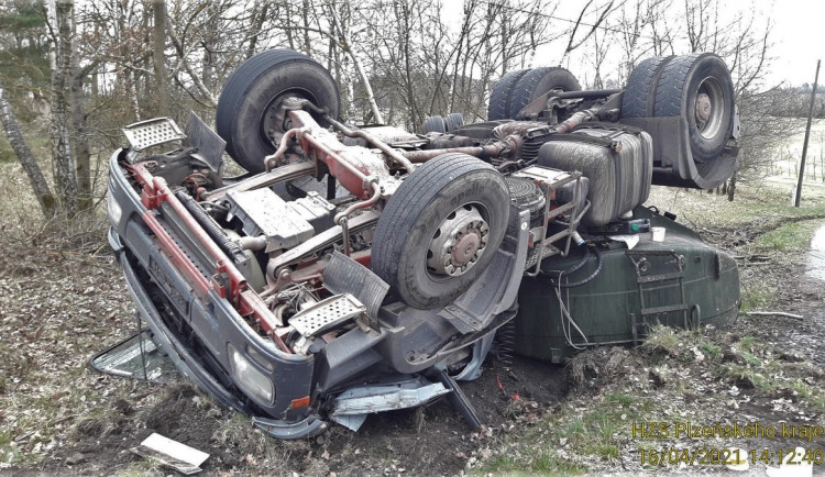 Řidič převrátil cisternu s močůvkou do příkopu, hasiči na místě jímají unikající palivo