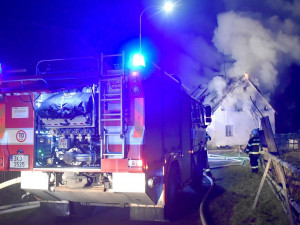 Oheň zachvátil rodinný dům, žena a tři děti se nadýchaly kouře