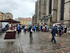 O farmářské trhy byl obrovský zájem, někteří trhovci měli během chvíle vyprodáno
