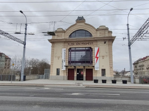 Na problematiku potratů v Polsku upozorňuje výstava v oknech plzeňského nádraží