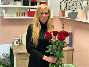 Lockdowny postupně zlikvidovaly kadeřnici dva salony, raději si otevřela květinářství