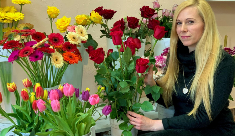 Lockdowny postupně zlikvidovaly kadeřnici dva salony, raději si otevřela květinářství