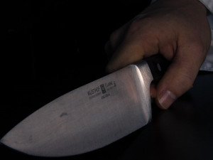 Krvavý incident na ubytovně, cizinec skončil s nožem zabodnutým do hrudníku