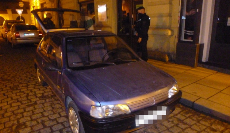 Opilý mladík se projížděl ulicemi města, autoškolu si teprve dodělával