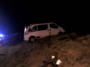 Vážná nehoda cizinců na dálnici D5, havarovali s dodávkou převážející na vleku auto